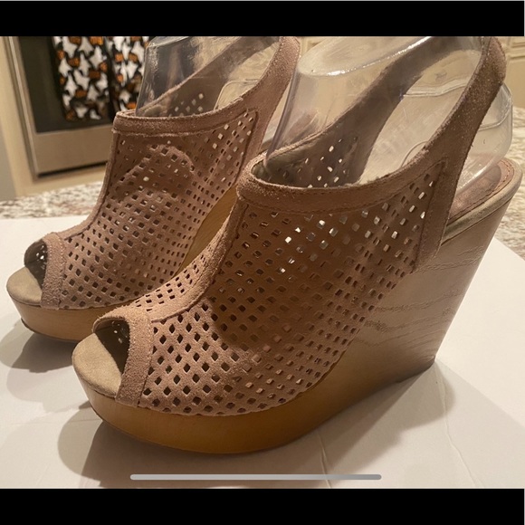 Steve Madden Syrrus Beige Wedge - Picture 2 of 12